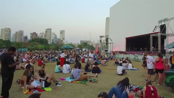 Multidões Pessoas Frente Palco Campo Com Vista Para Cidade — Vídeo de Stock