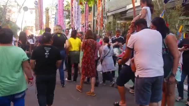Egy Apa Cipeli Lányát Egy Japán Fesztiválon Sao Paulo Hand — Stock videók