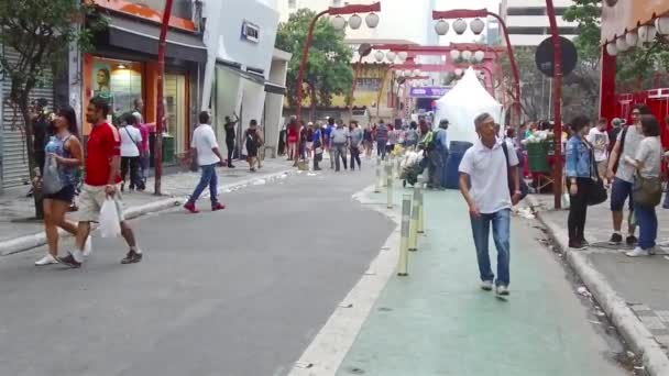 Çinli Büyükbaba Sao Paulo Küçük Bir Sokakta Çanta Taşırken Yürüyor — Stok video