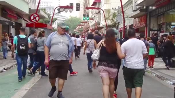 Gri Gömlekli Şişman Büyükbaba Sao Paulo Küçük Bir Sokakta Yürüyor — Stok video