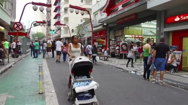サンパウロの小さな通りにあるトレードセンターショップ ハンドホールド — ストック動画