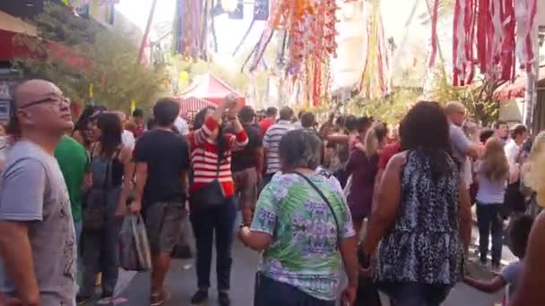 Vrouw Een Rood Shirt Maakt Een Foto Een Japans Festival — Stockvideo