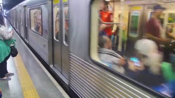 Una Mujer Espera Que Tren Detenga Mano — Vídeo de stock