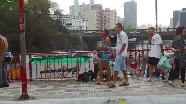 Μια Γυναίκα Πώλησης Αξεσουάρ Πάνω Από Γέφυρα Του Σάο Πάολο — Αρχείο Βίντεο