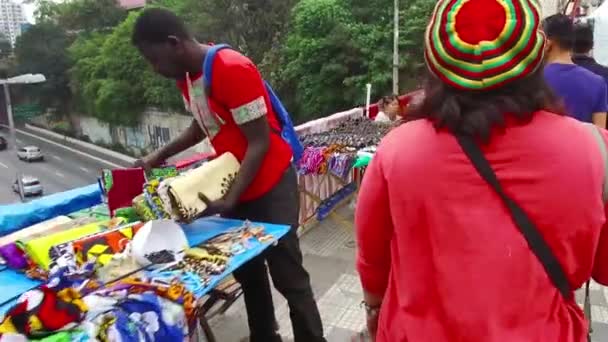 Verkäufer Von Accessoires Stehen Über Der Brücke Sao Paulo Vorwärts — Stockvideo