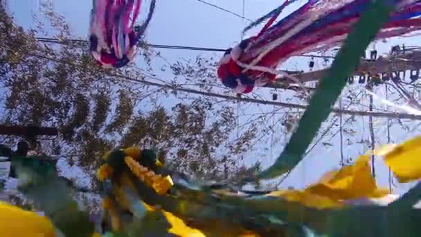Όμορφη Πολύχρωμη Διακόσμηση Τον Άνεμο Στο Μπαμπού — Αρχείο Βίντεο