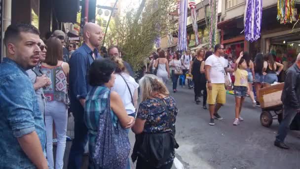 サンパウロの日本祭りを歩く白いシャツの男と彼の娘 — ストック動画