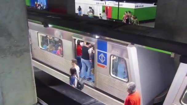 Passeggeri Alla Stazione Spostarsi Destra Sinistra — Video Stock