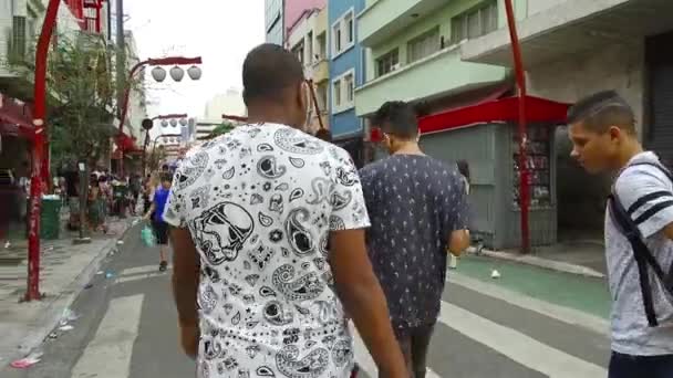 人々はサンパウロの通りを歩いています — ストック動画