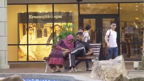 Una Pareja Romántica Sentada Junta Una Zona Comercial Static Converter — Vídeo de stock