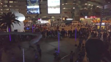 Geceleri Malezya 'da Çin ejderhaları Dolly Sağdan Sola