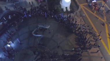 Gece Malezya 'da Çin Ejderhası ve Seyircisinin Üst Görünümü - Sağdan Sola Çevirme