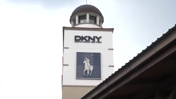 Logotyp Från Dkny Ovanför Byggnaden — Stockvideo