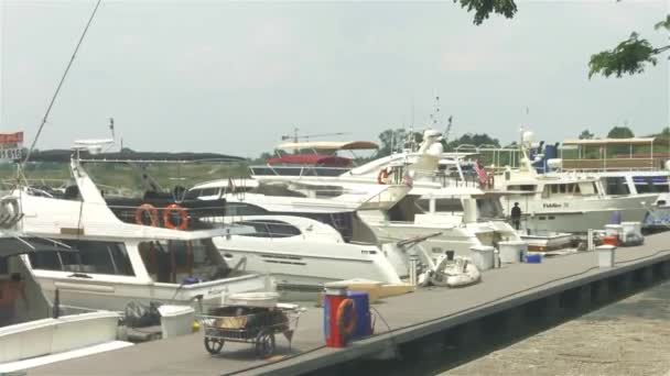 Viele Weiße Schiffe Hafen Mit Malaysischem Bendere — Stockvideo