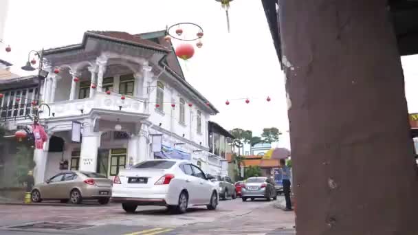 Weißes Haus Mit Vielen Autos — Stockvideo