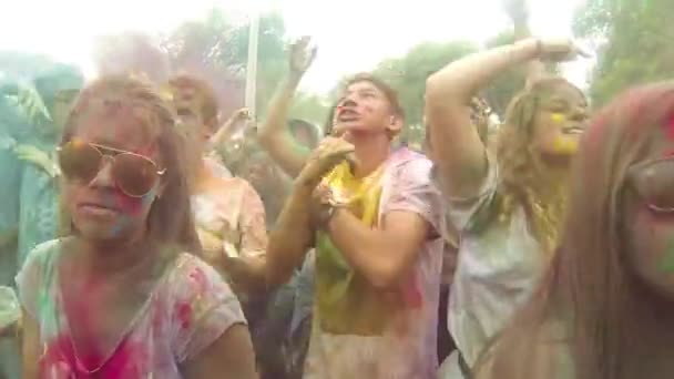 音乐音乐会上彩色粉末的观众人数 — 图库视频影像