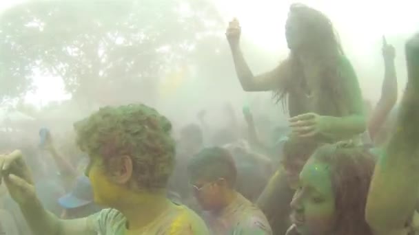 Θεατές Πολύχρωμη Σκόνη Στη Μουσική Συναυλία — Αρχείο Βίντεο