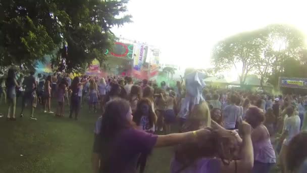 Multidão Estava Dançando Enquanto Pulava Junto Concerto Música — Vídeo de Stock