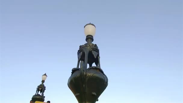Klasické Pouliční Osvětlení Modrým Nebem Pozpátku — Stock video