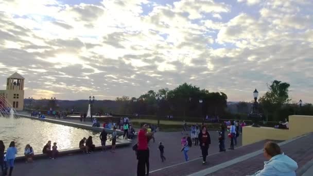Ziyaretçilerin Çeşmenin Yakınındaki Etkinlikleri Güzel Gökyüzü Sağdan Sola Çevirin — Stok video