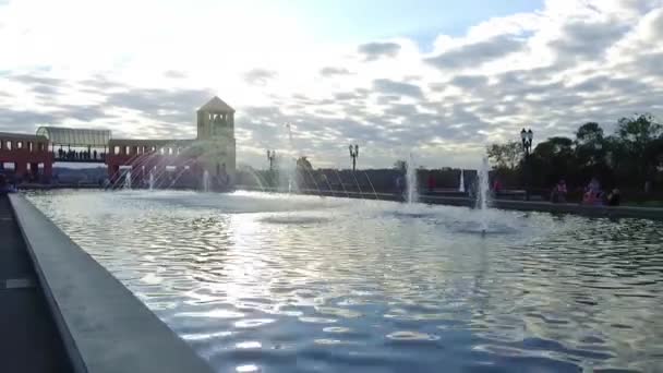 雲に包まれた青い空の美しい噴水の景色 フォワード — ストック動画