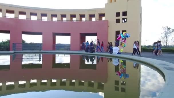 Ballonverkäufer Und Besucher Der Nähe Des Pools Und Des Gebäudes — Stockvideo