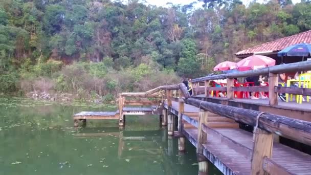 Belo Lago Vista Perto Restaurante Pan Direita Para Esquerda — Vídeo de Stock