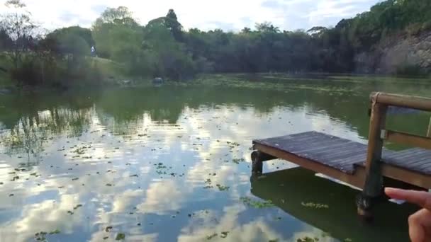美丽的湖景 泛左向右 向上倾斜 — 图库视频影像