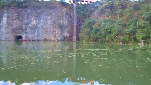 Piękny Widok Jezioro Pięknym Wodospadem Pan Prawej Lewej — Wideo stockowe