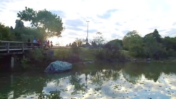 Hermoso Lago Con Vista Bosque Verde Pan Izquierda Derecha — Vídeos de Stock