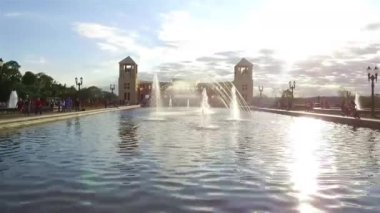 3 Büyük ve Güzel Çeşme Manzarası Arkasında Serin Binalar