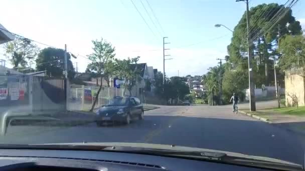 Auto Estrada Entre Casas Campos Para Frente — Vídeo de Stock