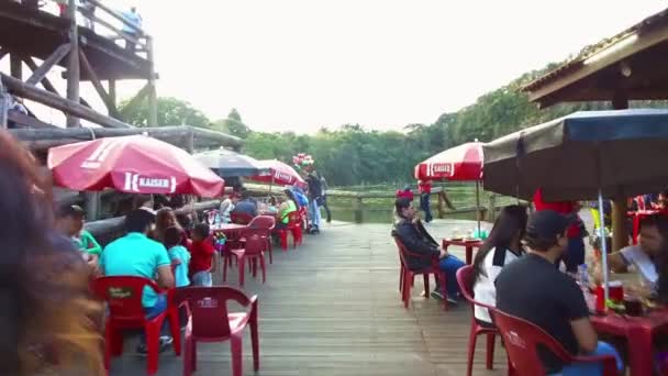 Nsanlar Önünde Göl Olan Bir Restoranda Tatlı Balonlar Yiyip Satıyorlar — Stok video