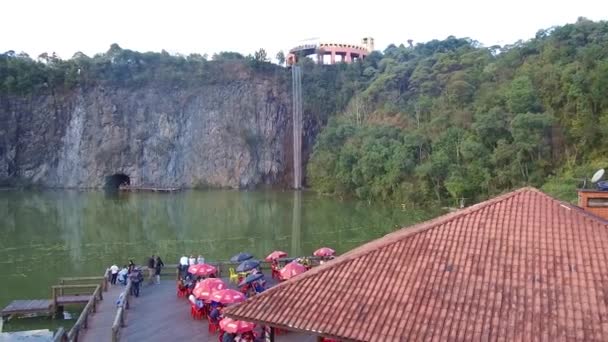 Tepesi Göl Manzaralı Bir Restoran Sağdan Sola Dolly — Stok video