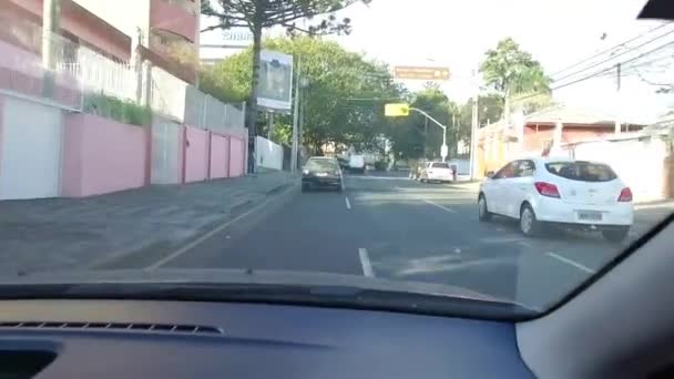 Auto Estrada Uma Cidade Brasileira Com Carros Cheios Para Frente — Vídeo de Stock