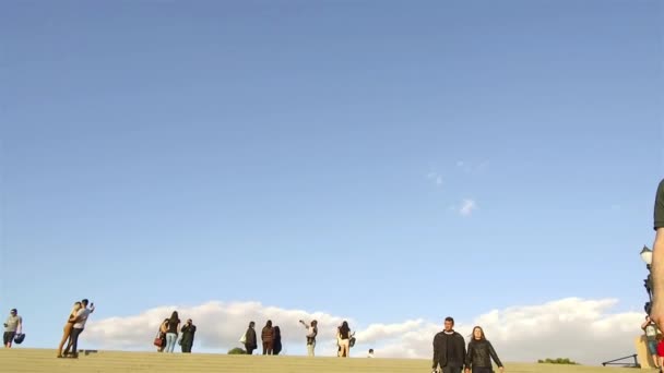 Ziyaretçiler Bulutlarla Dolu Mavi Gökyüzünü Soldan Sağa Doğru Çeviriyor — Stok video