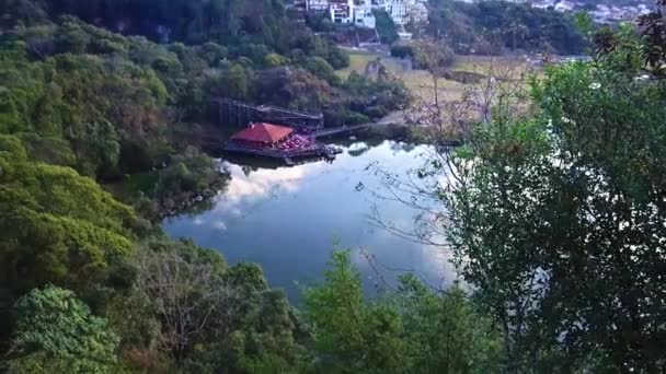 Top Luchtfoto Van Rumah Danau Samping Gunung Pan Van Rechts — Stockvideo