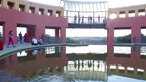 Dağ Manzaralı Havuz Eşsiz Bina Nın Yakınındaki Ziyaretçiler — Stok video