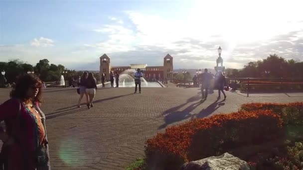 Parkta Uyanış Güzel Çeşmelerle Sağdan Sola Dönen Ziyaretçiler — Stok video