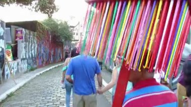  Graffiti dolu bir yerde ziyaretçi etkinliği 