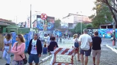  Graffiti dolu bir yerde ziyaretçi etkinliği 