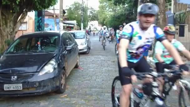 Otomobil Parkının Yakınında Bisiklet Süren Bir Grup Insan — Stok video