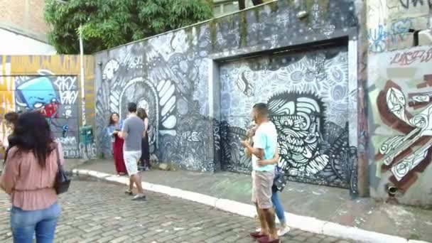 Ρομαντικό Ζευγάρι Περπατώντας Μαζί Πριν Από Ένα Τοίχο Graffiti — Αρχείο Βίντεο