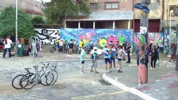 Graffiti Dolu Bir Yerde Ziyaretçi Etkinliği — Stok video