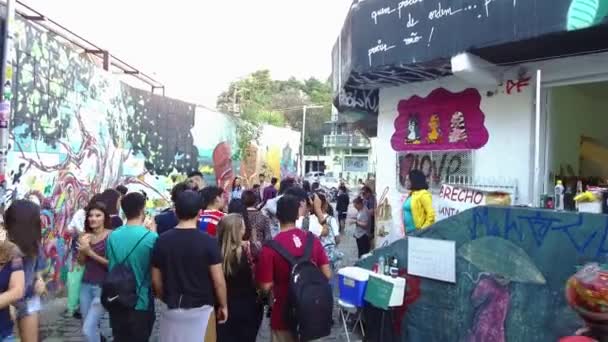 Tłumy Ludzi Miejscu Pełnym Fajnych Ścian Graffiti — Wideo stockowe