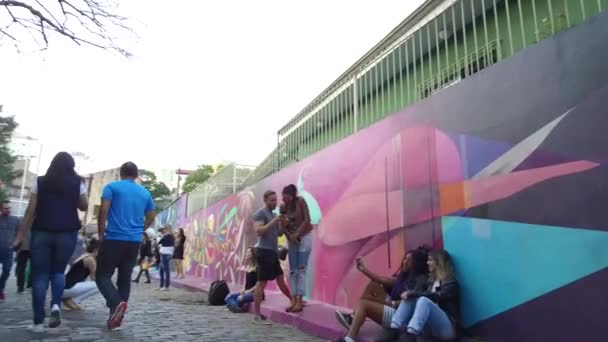 Multitud Personas Lugar Lleno Graffiti Wall Cool — Vídeos de Stock