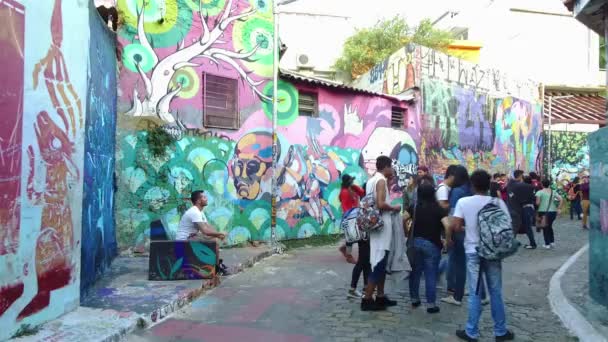 Multitud Personas Lugar Lleno Paredes Graffiti Fresco — Vídeo de stock