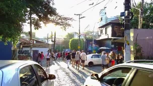 Gente Caminando Muchos Vehículos Una Ciudad Brasileña Mano — Vídeo de stock