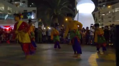 Geleneksel Malezya Giysileriyle Dans Eden Çocuklar Birçok insanın önünde Sağdan Sola.
