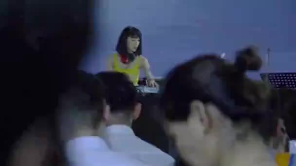 Sahnede Güzel Arkasında Geniş Ekran Soldan Sağa — Stok video